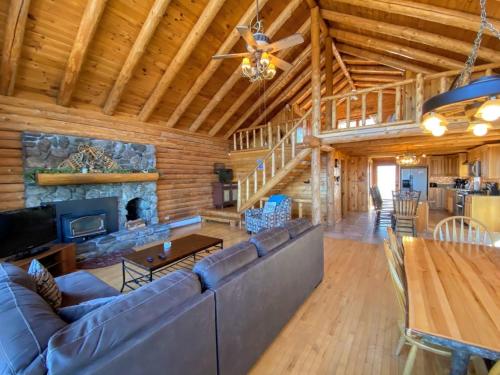 SI INCREDIBLE VIEWS from this log cabin with large deck huge yard fire pit hot tub! - image 14