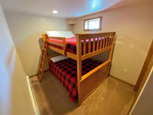 SI INCREDIBLE VIEWS from this log cabin with large deck huge yard fire pit hot tub! - main image