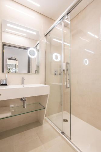 MeraPrime Gold Design Hotel