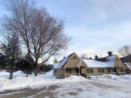 G3 Classy Bretton townhome with AC fast wifi great mountain views right on the golf course - image 2