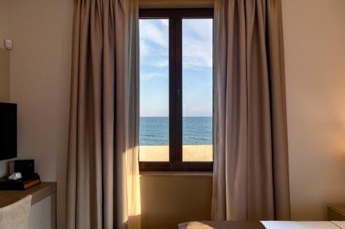Deluxe Double Room with Balcony and Sea View