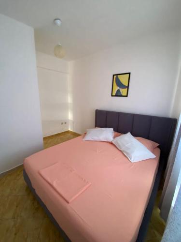 1 queen bed, 2 sofa beds