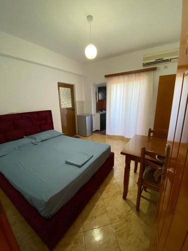 Queen Room image 5