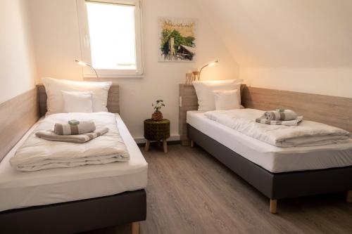 1 queen bed, 2 twin beds