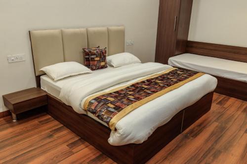 De Manora Homes - Unpretentious hotel with a garden , posh area Ranjit Avenue