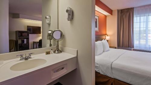 Charlevoix Inn & Suites SureStay Collection by Best Western - image 9