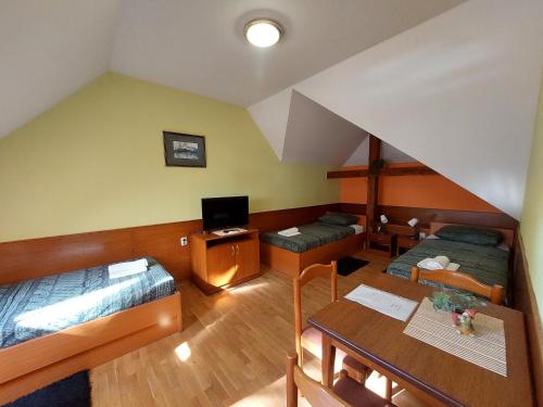3 twin beds