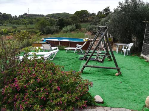 Spēļu laukums, MAS GUILLO in San Quintin de Mediona