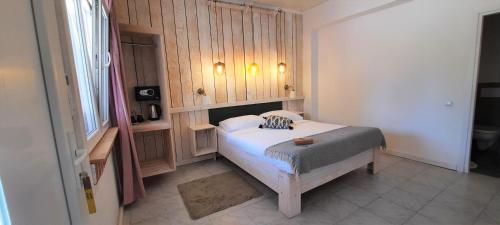 Double Room with Balcony (2 Adults + 1 Child) image 4