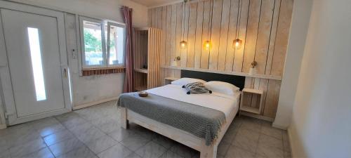 Double Room with Balcony (2 Adults + 1 Child) image 3