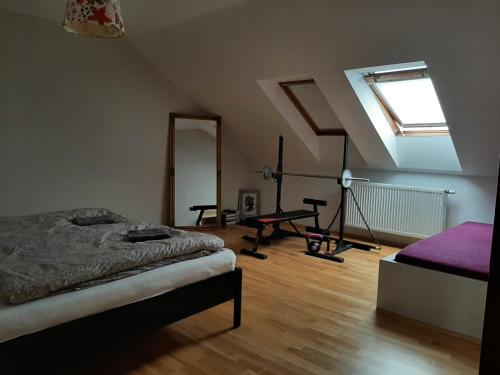 1 queen bed, 2 twin beds
