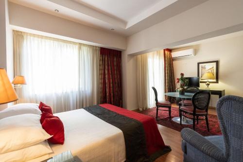 Junior King Suite image 7