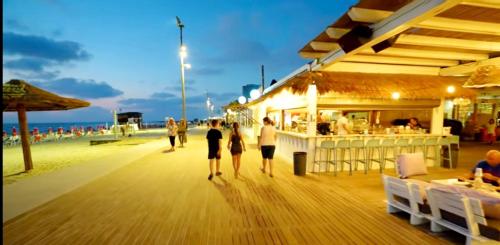 Restaurante, Hotel Apartment Short Term Tel Aviv Bat Yam 353 in Bat Yam
