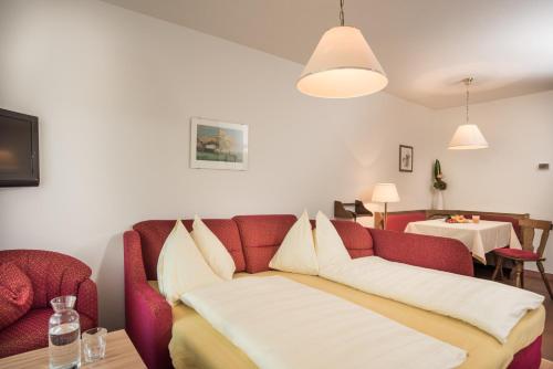 One-Bedroom Apartment with 2 Single Beds - free access to Alpentherme