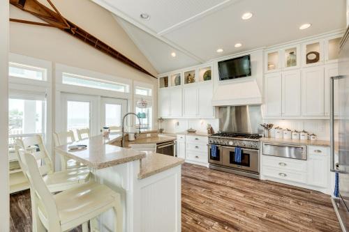Seaside Luxe in Crystal Beach, USA