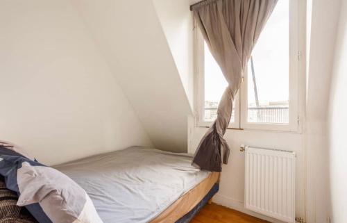 Beautiful apartment with a view of Eiffel Tower in center Paris