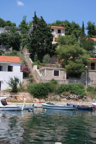  Apartments by the sea Basina, Hvar - 4620 in Basina