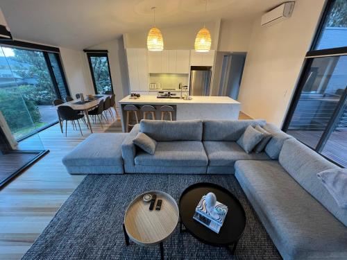 Architect designed 4 bedroom with ocean views from every room, Lorne (zdjęcie 5)