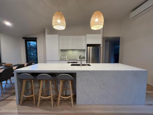 Architect designed 4 bedroom with ocean views from every room, Lorne (zdjęcie 2)