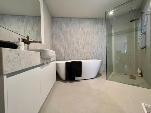 Architect designed 4 bedroom with ocean views from every room, Lorne (zdjęcie 4)