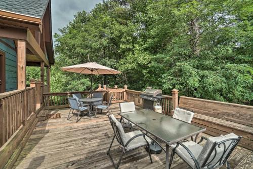 Mountain-View Cabin with Hot Tub, Near Lake Chatuge! in Hiawassee, USA