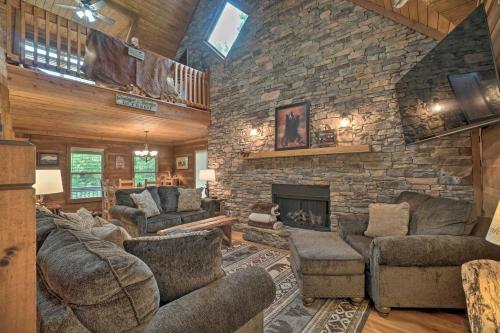 Mountain-View Cabin with Hot Tub, Near Lake Chatuge! in Hiawassee, USA