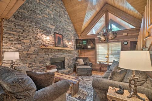 Mountain-View Cabin with Hot Tub, Near Lake Chatuge! in Hiawassee, USA