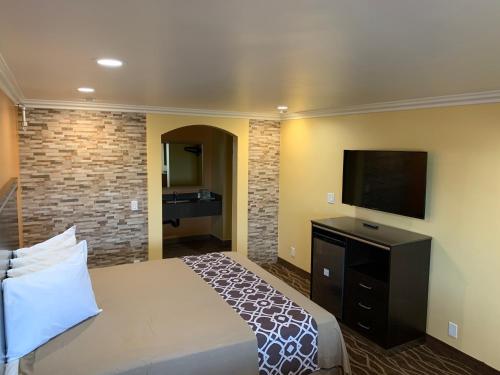 Industry Inn & Suites