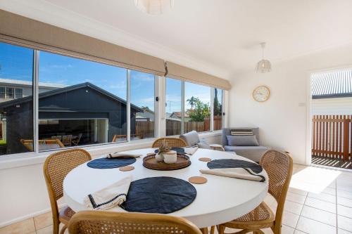 Fishery Road Cottage Pet Friendly 2 Mins Walk to Beach in Currarong