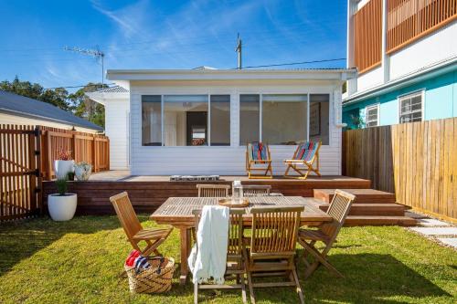 Fishery Road Cottage Pet Friendly 2 Mins Walk to Beach in Currarong