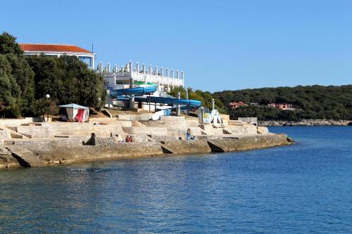Apartments by the sea Pula - 13502 - image 2
