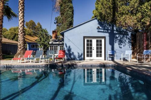 B&B Los Angeles - Le Bleu House - Newly Designed 3BR HOUSE & POOL by Topanga - Bed and Breakfast Los Angeles