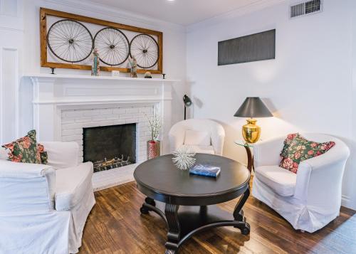 Le Bleu House - Newly Designed 3BR HOUSE & POOL by Topanga detail