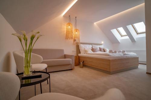 2 queen beds, 1 sofa bed