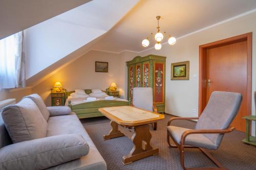 Double Room with Extra Bed image 3
