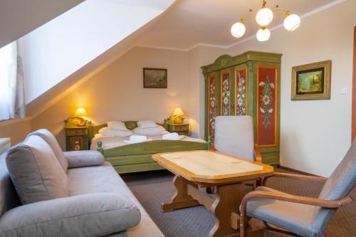 Double Room with Extra Bed image 4