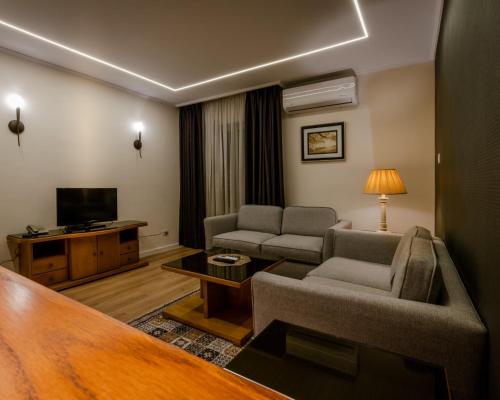 Deluxe One-Bedroom Apartment image 2