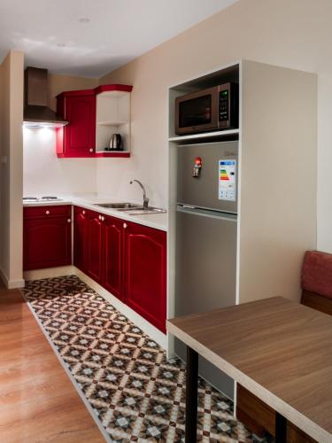 Deluxe One-Bedroom Apartment image 1