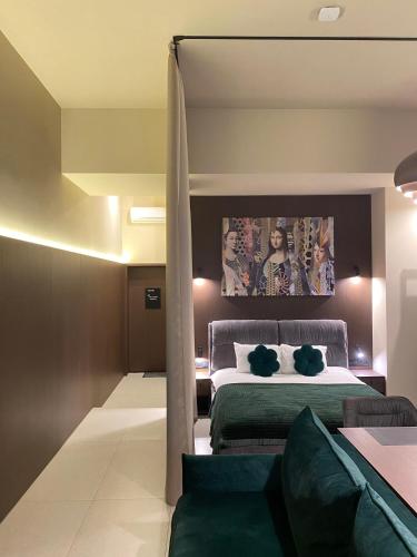 1 queen bed, 1 sofa bed