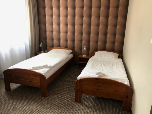 2 twin beds