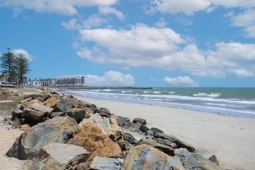 Beach apartment 10/22 esplanade sea-views