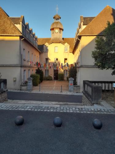 Gite Deco terrasse ensoleillee et Wi-Fi & Parking in Magnac-Laval