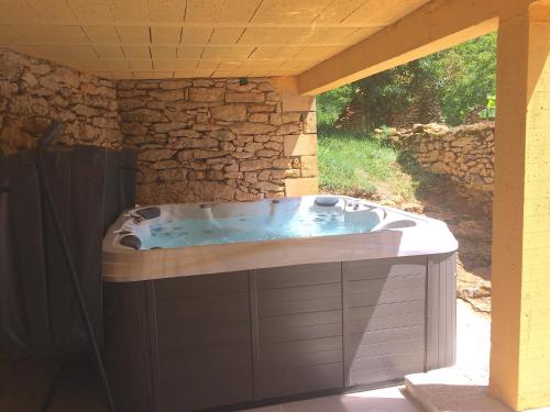 Karstais baseins, Domaine La Salvagie, chambres d'hôtes avec spa, sauna, piscine, massages (Domaine La Salvagie, chambres d'hotes avec spa, sauna, piscine, massages) in Archignac