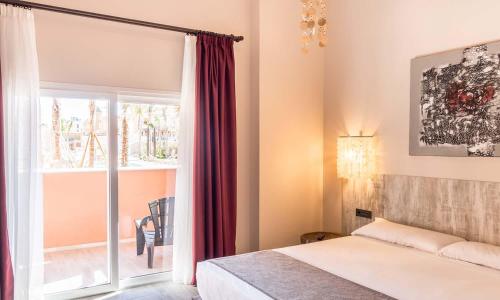 Double or Twin Room with Pool View (2 Adults + 1 Child) image 4