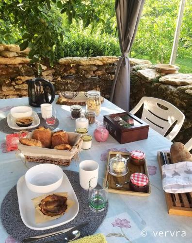 Ēdiens un dzērieni, Domaine La Salvagie, chambres d'hôtes avec spa, sauna, piscine, massages (Domaine La Salvagie, chambres d'hotes avec spa, sauna, piscine, massages) in Archignac