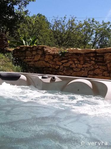 Karstais baseins, Domaine La Salvagie, chambres d'hôtes avec spa, sauna, piscine, massages (Domaine La Salvagie, chambres d'hotes avec spa, sauna, piscine, massages) in Archignac