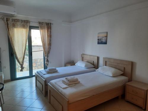 Tasos Rooms – Himarë, CA