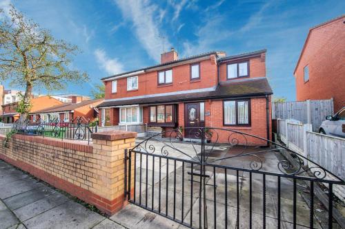 *Superb Location* Large 4 Bedroom City Centre Home, Ливерпуль