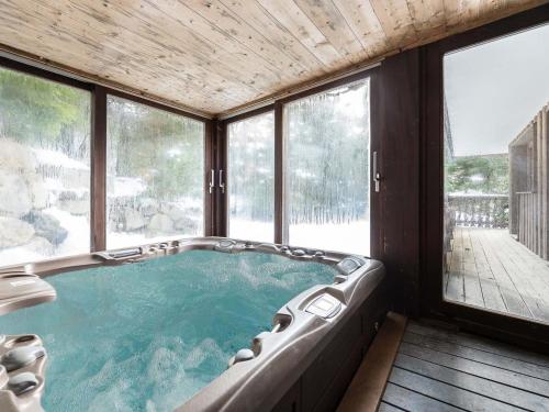 Chalet chaleureux avec jacuzzi, hammam et salle de jeux à Mussillon - FR-1-565-40 (Chalet chaleureux avec jacuzzi, hammam et salle de jeux a Mussillon - FR-1-565-40) in โมเรล