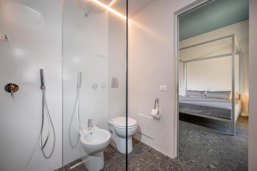 Double Room with Balcony image 2